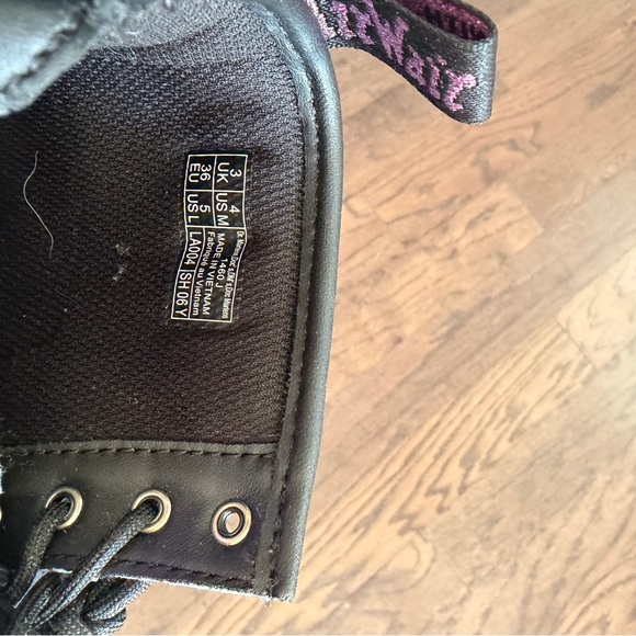 “Rainbow crinkle” Iridescent Lace-Up Big Kids Dr. Martins - Picture 3 of 9